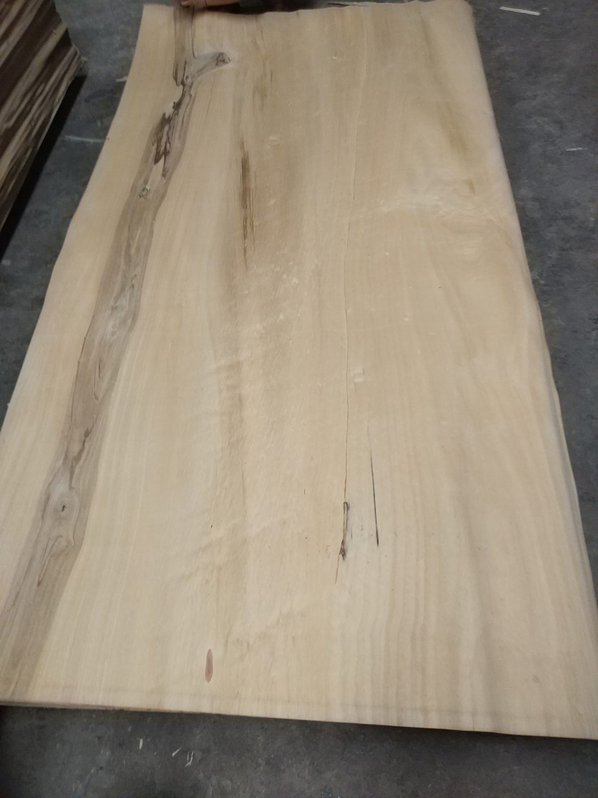 Natural color and grain variation in MLH veneer