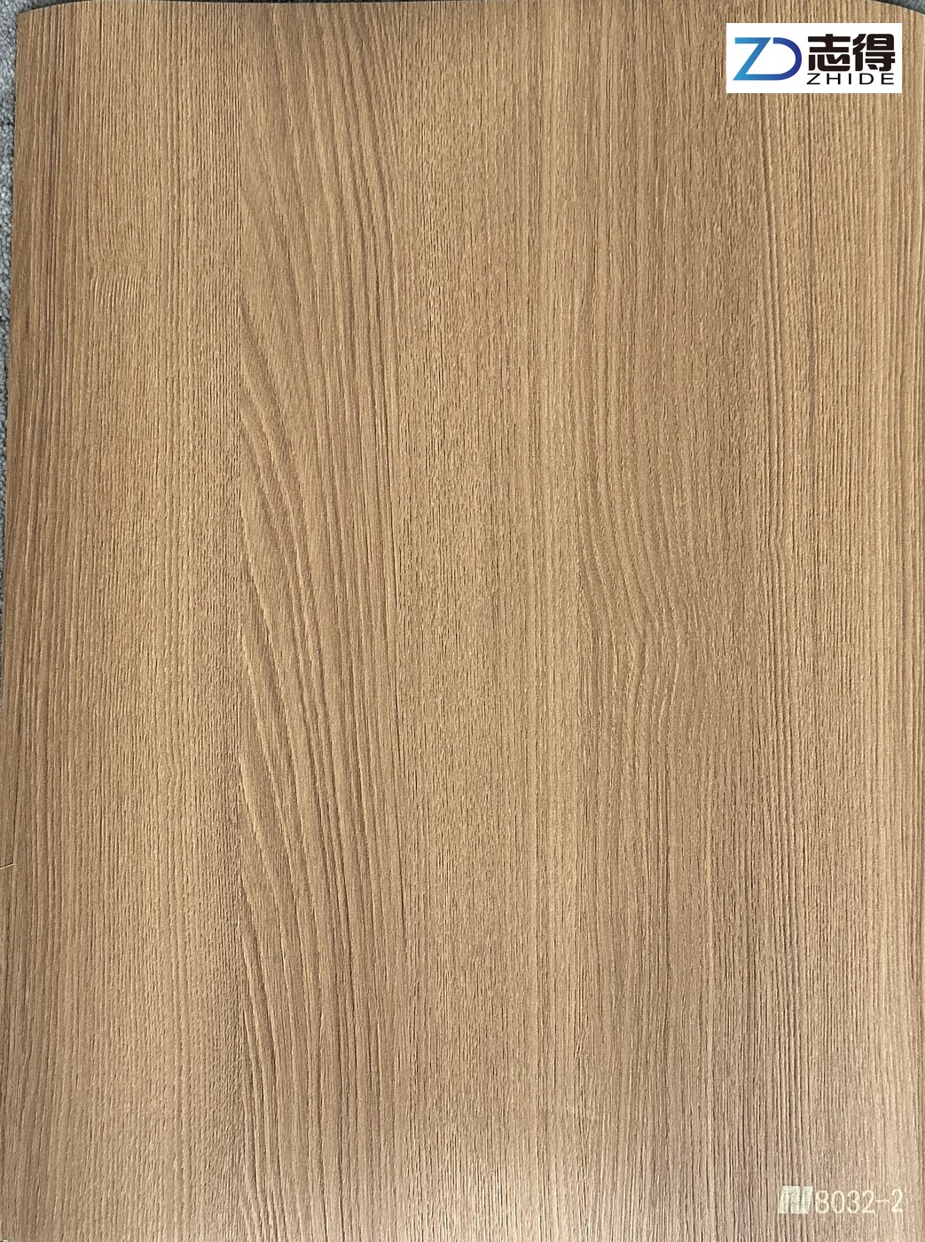 Light wood-grain decorative sample with vertical grain, catalogue reference 8032-2